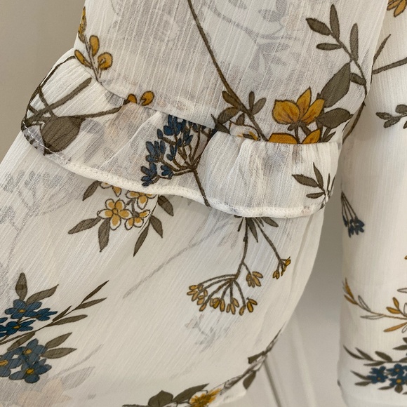 Gorgeous Floral Blouse - Picture 3 of 5